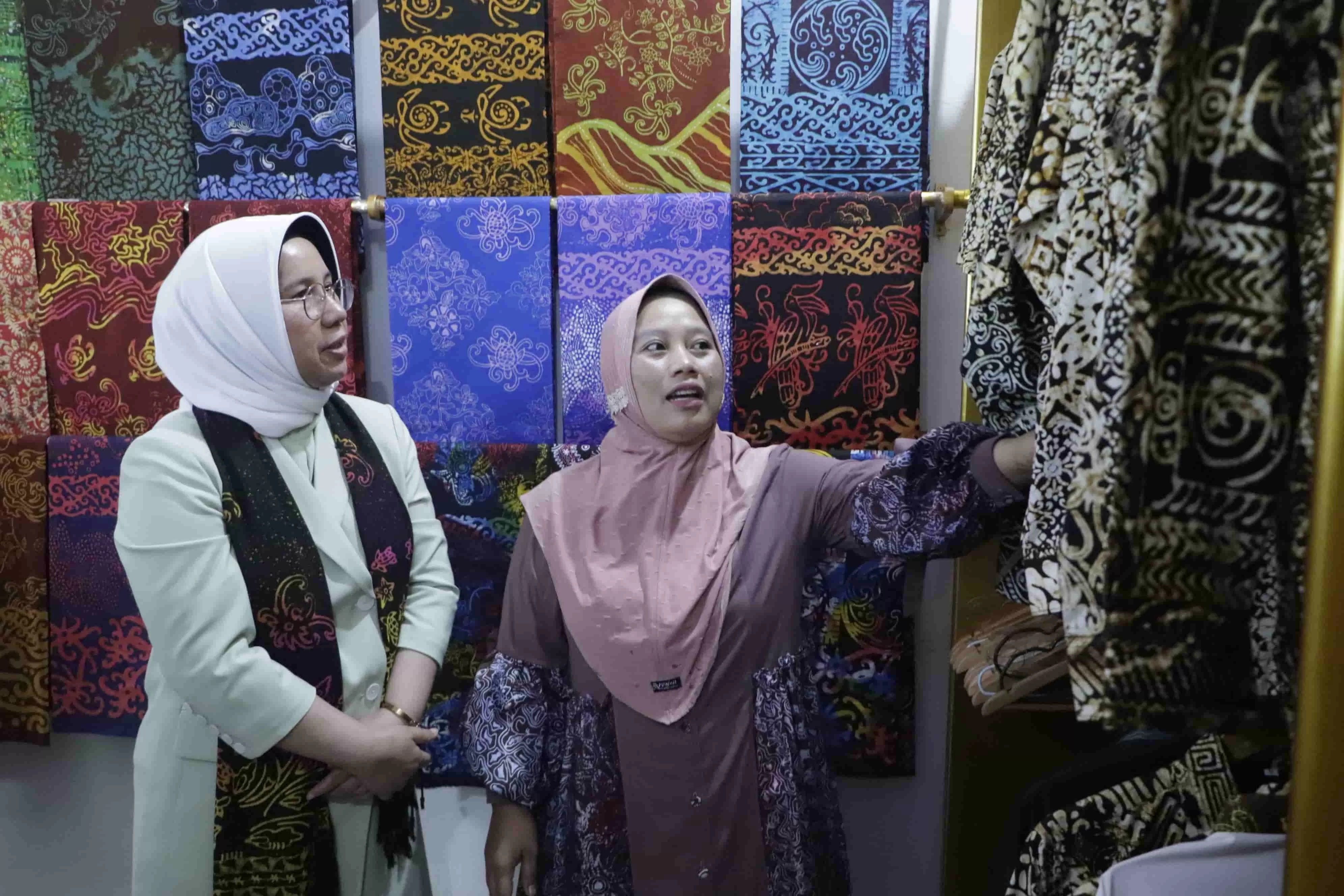 WASTRA: Batik jadi salah satu wastra warisan budaya. Untuk itu, Putri (kanan) mengembangkan batik di kampungnya dan menilai potensinya semakin besar.