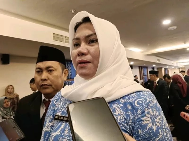 MINTA MAAF: Ketua KPU Kalsel Andi Tenri Sompa minta maaf kepada PPS Kabupaten Banjar atas honor yang belum dibayarkan. (FOTO: SHEILLA FARAZELA/ RADAR BANJARMASIN)