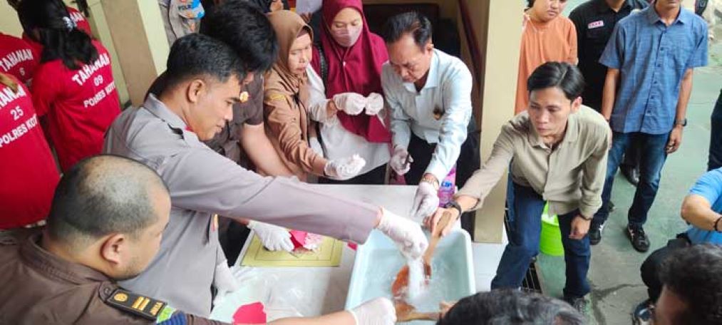 NARKOBA: Polres Kotawaringin Timur (Kotim) ketika memusnahkan narkoba jenis sabu-sabu bernilai setengah miliar rupiah, Selasa (14/5) lalu. (ILUSTRASI/RADAR SAMPIT)