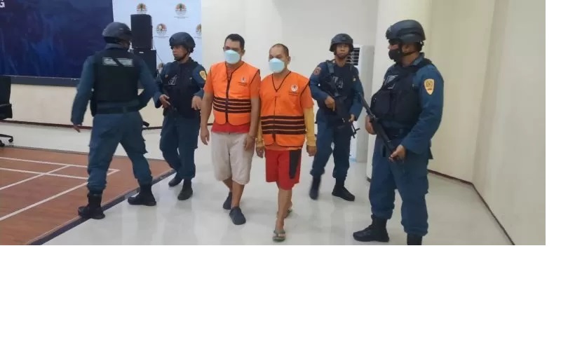 MAFIA KAYU. Dua tersangka 55 kontainer kayu ilegal, yang berhasil diamankan Gakkum KLHK.