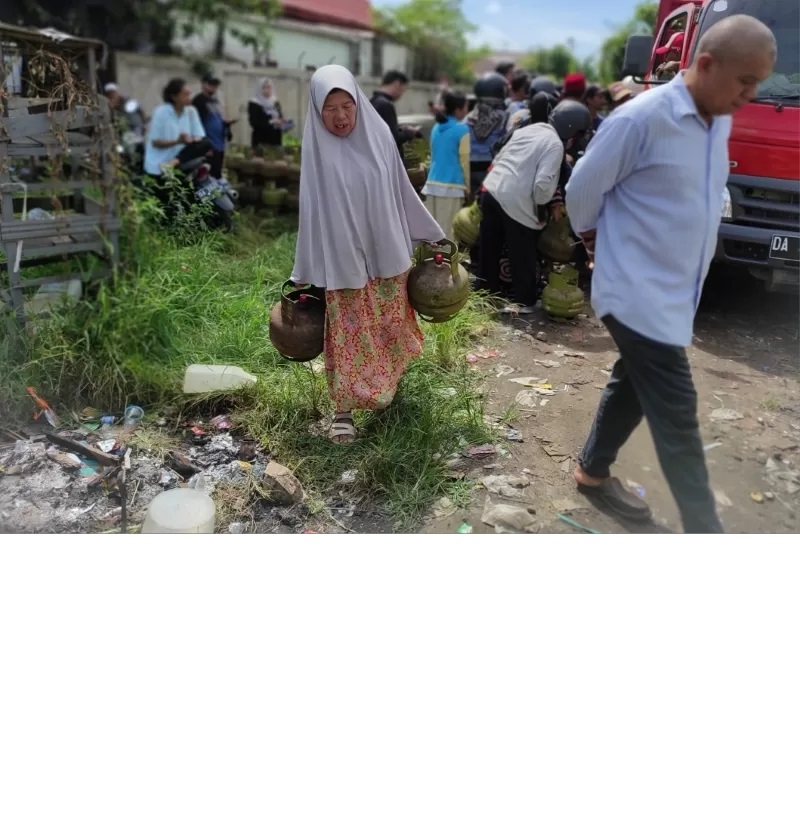 OPERASI PASAR: Warga mengantre di kantor Kelurahan Kuripan untuk mendapatkan tabung gas 3 kg sesuai HET. (FOTO: WAHYU RAMADHAN/RADAR BANJARMASIN)