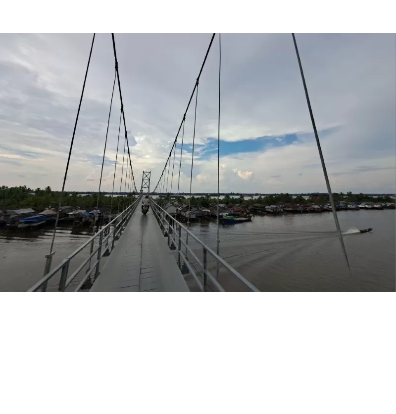 MENYEBERANGI SUNGAI: Jembatan gantung yang menghubungkan daratan Banjarmasin dengan Pulau Bromo di Sungai Barito. (FOTO: WAHYU RAMADHAN/RADAR BANJARMASIN)