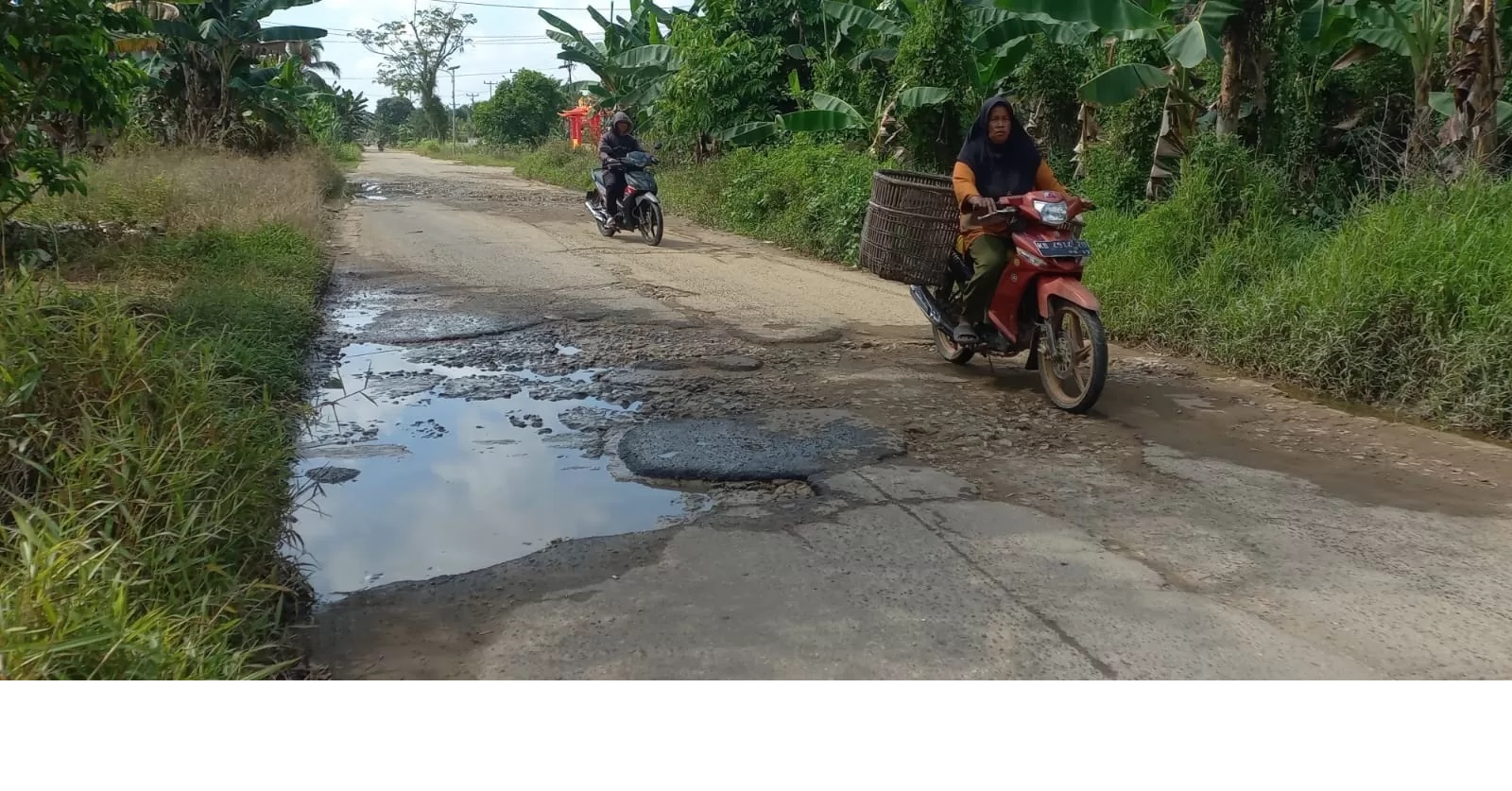 JALAN RUSAK: Kondisi jalan di Teluk Batang, Kabupaten Kayong Utara yang mengalami kerusakan. (DANANG PRASETYO  PONTIANAK POST)