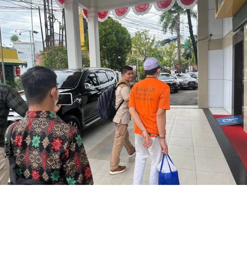 DILIMPAHKAN: Tersangka HA (52) ketika tiba di Kejaksaan Negeri Banjarmasin, kemarin (17/5) pagi. (FOTO: MAULANA/RADAR BANJARMASIN)