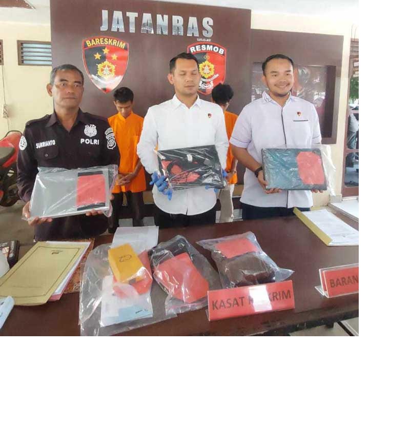 PENCURIAN: Kasat Reskrim  Palangka Raya Kompol Ronny Nababan (tengah) memperlihatkan barang bukti kejahatan tiga pelaku pencurian yang beraksi di kantor PLN Icon Plus. (DODI/RADAR PALANGKA)