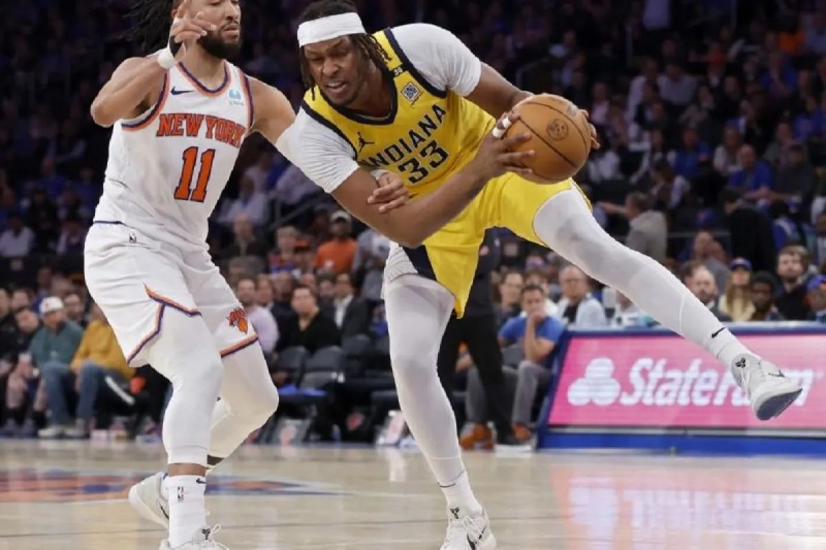 Pemain New York Knicks Jalen Brunson (11) melakukan pelanggaran terhadap pemain Indiana Pacers Myles Turner (33) pada pertandingan putaran kedua playoff Wilayah Timur di Madison Square Garden New York