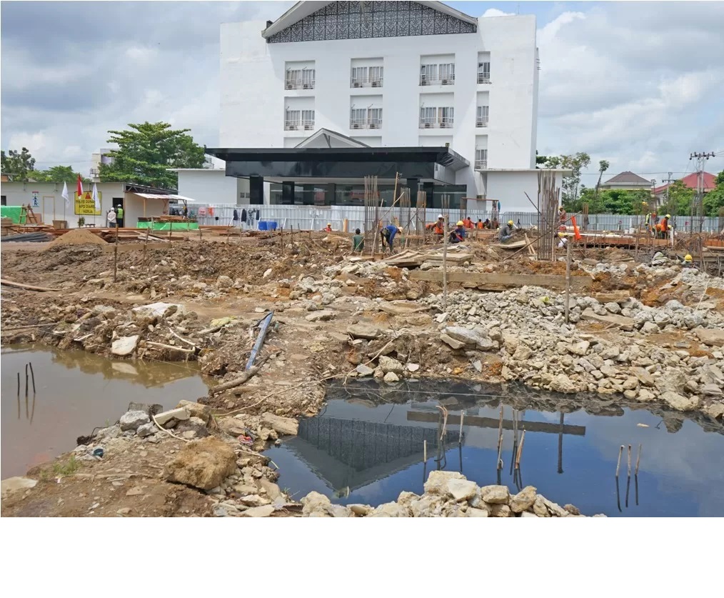 Pekerja beraktifitas di lokasi pembangunan penginapan di Komplek Asrama Haji Jalan Sutoyo. (HARYADI/PONTIANAKPOST)