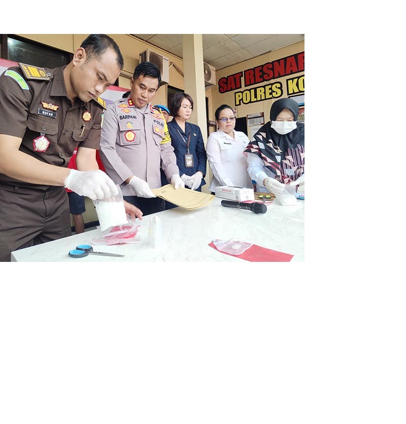 NARKOBA: Kepolisian Resor Kotawaringin Timur (Polres Kotim) ketika memusnahkan sabu-sabu barang bukti para tersangka narkoba. (DOKUMEN /RADAR SAMPIT)