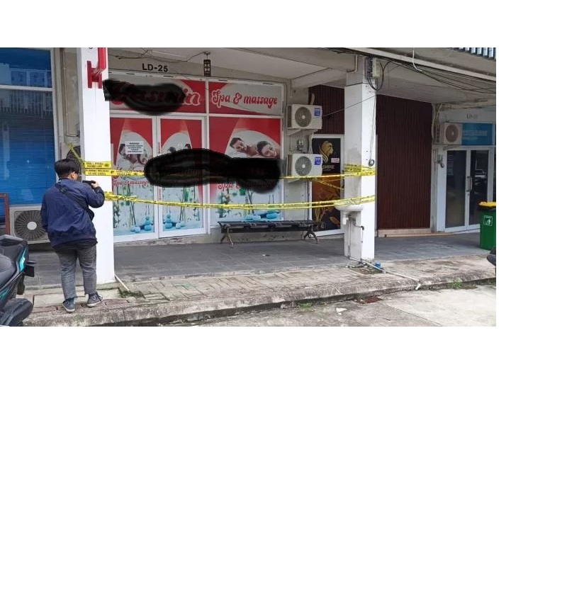 DIGARIS POLISI. Garis polisi terpasang di salah satu spa di kompleks pertokoan, Jalan Bukit Alaya, Sungai Pinang.