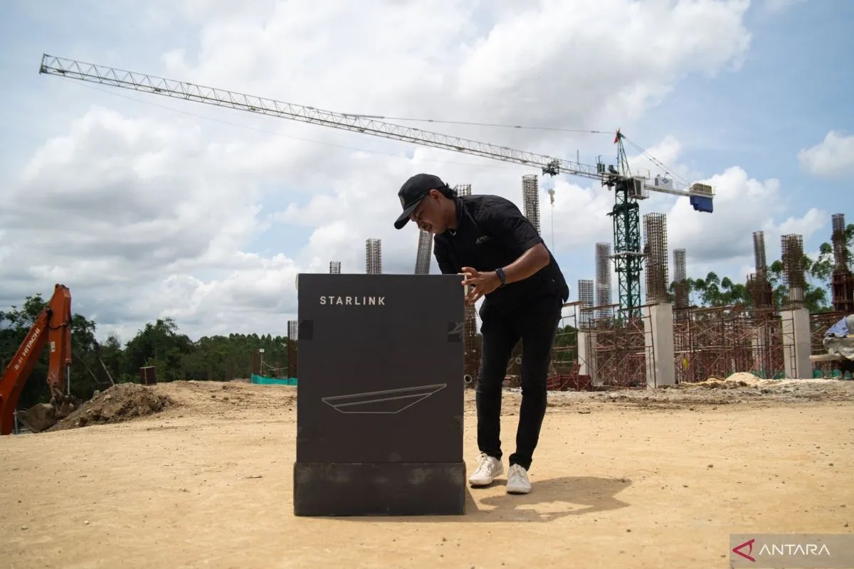 Pemasangan perangkat Starlink Flat High Performance Kit yang disediakan oleh Tony Blair Institute for Global Change di sejumlah titik IKN.