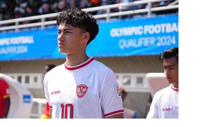 SYARAT BERAT: Jika ingin bermain di Serie A musim depan bersama Como 1907, Rafael Struick harus bersaing dengan Andrea Belotti. (Instagram Rafael Struick)