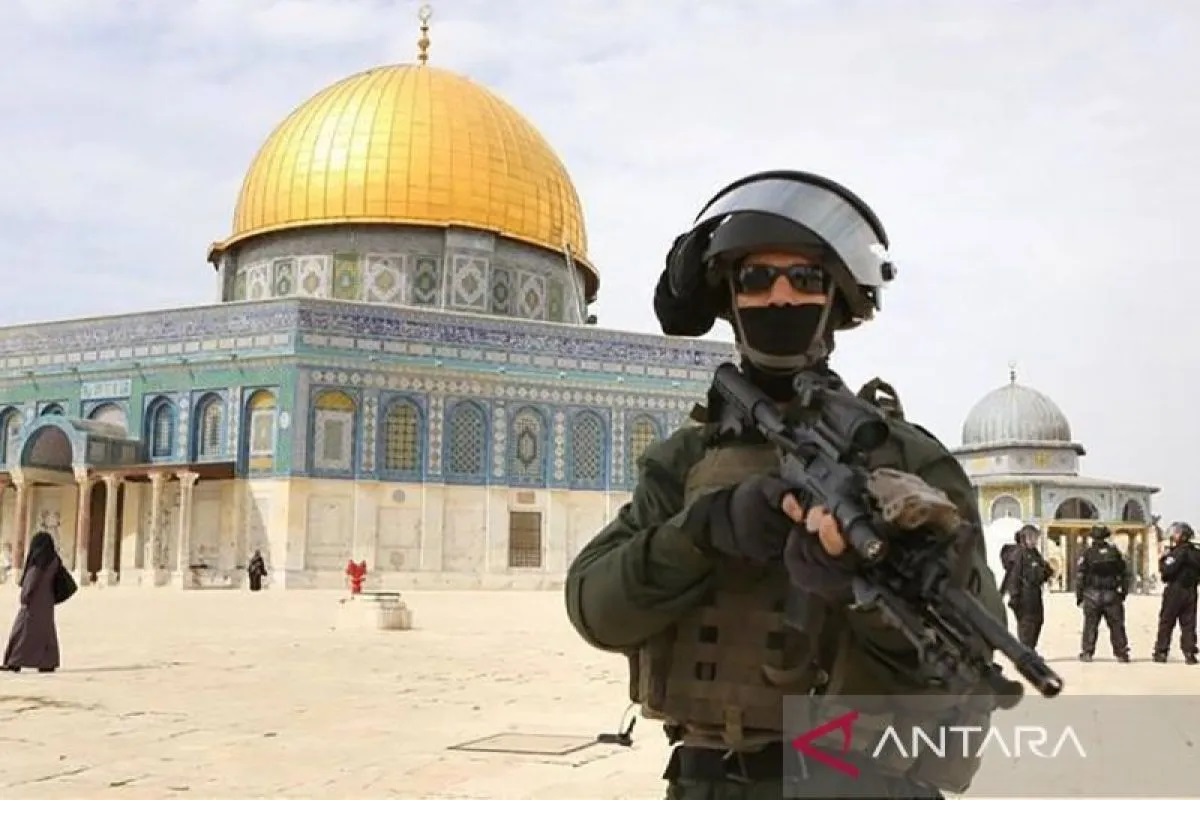 Ilustrasi - Tentara Israel berjaga dekat Masjid Kubbah Shakhrah di Kompleks Masjid Al Aqsha. ANTARA/Anadolu/aa.