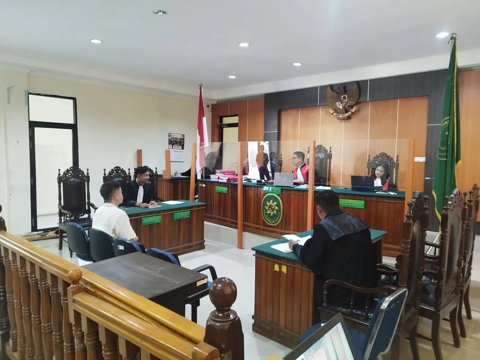 SIDANG: Terdakwa pidana perpajakan, FK, menjalani sidang tuntutan di PN Ketapang, Rabu (15/5).
