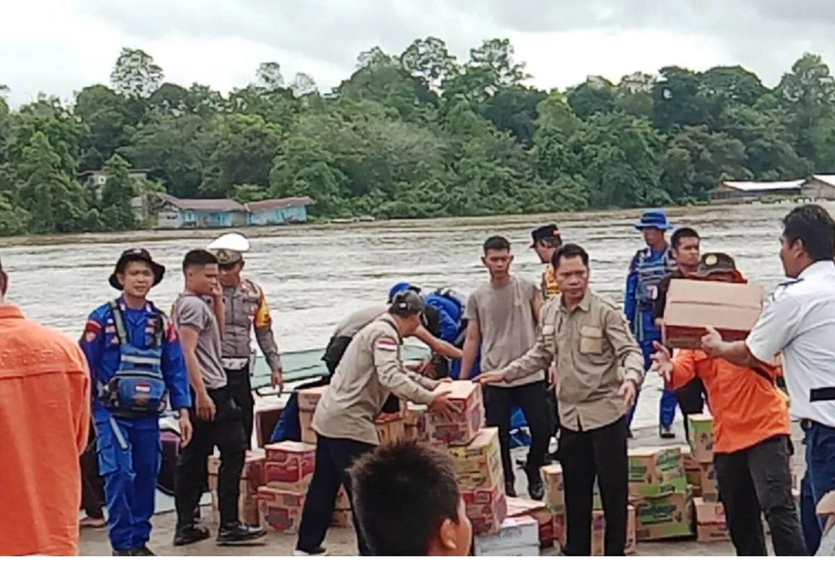 Tim SAR gabungan sedang memindahkan logistik dari mobil ke kapal, saat tiba di Pelabuhan Kutai Barat (kubar), perbatasan antara Kabupaten Mahulu dan Kabupaten Kubar, Kaltim. ANTARA/ HO-Basarnas Kaltim