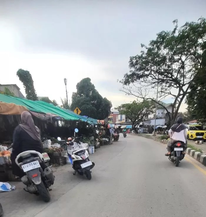 RELOKASI. Pemkot berencana merelokasi seluruh PKL di depan Pasar Baqa ke Pasar Harapan Baru. &nbsp;