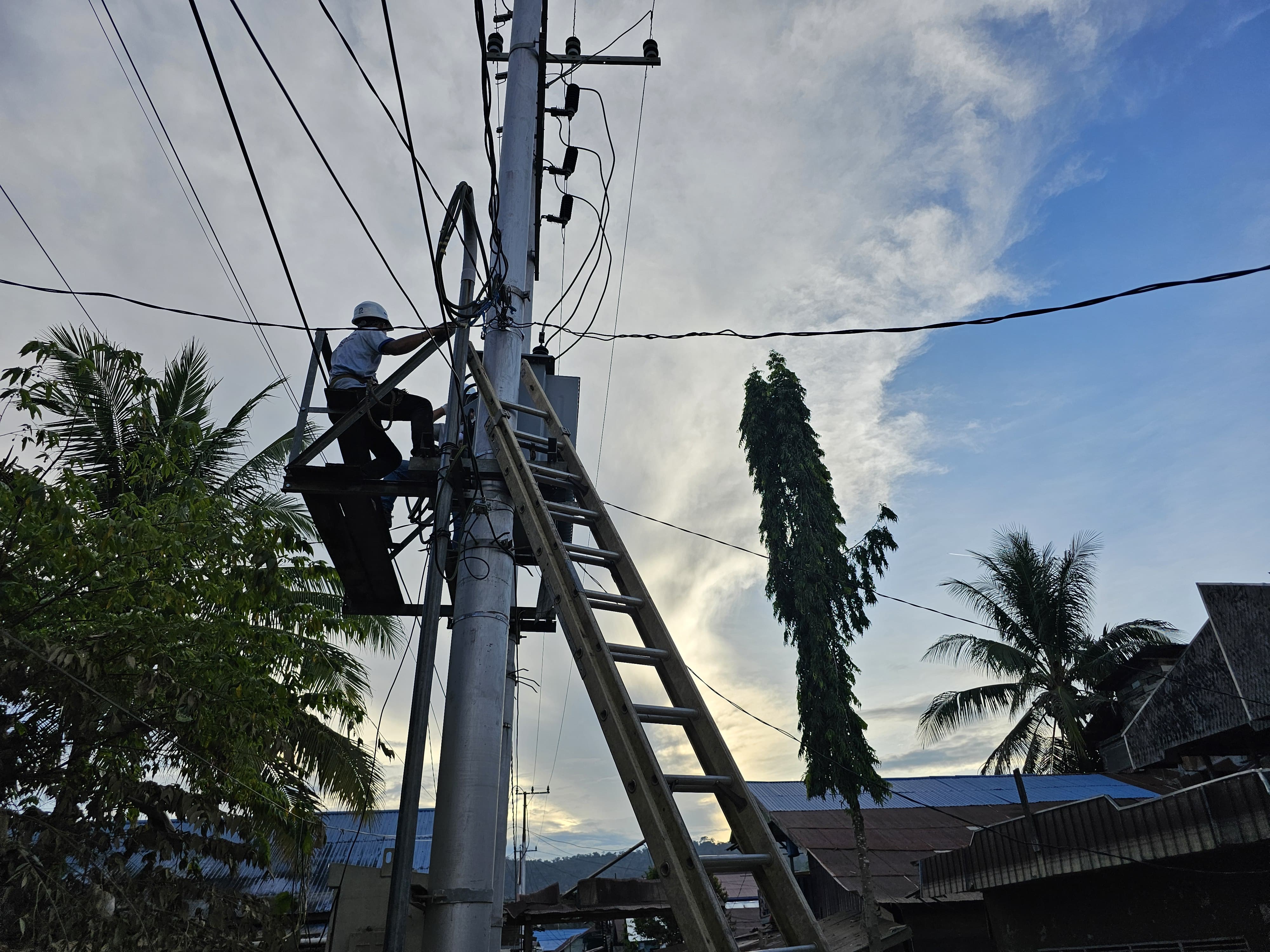 Pengecekan jaringan usai banjir surut di Ujoh Bilang, Sabtu (18/5).