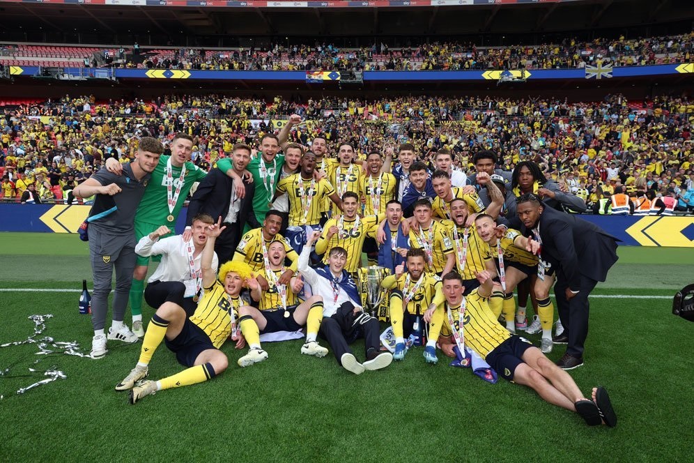 Pemain Oxford United rayakan lolos ke Divisi Championship.