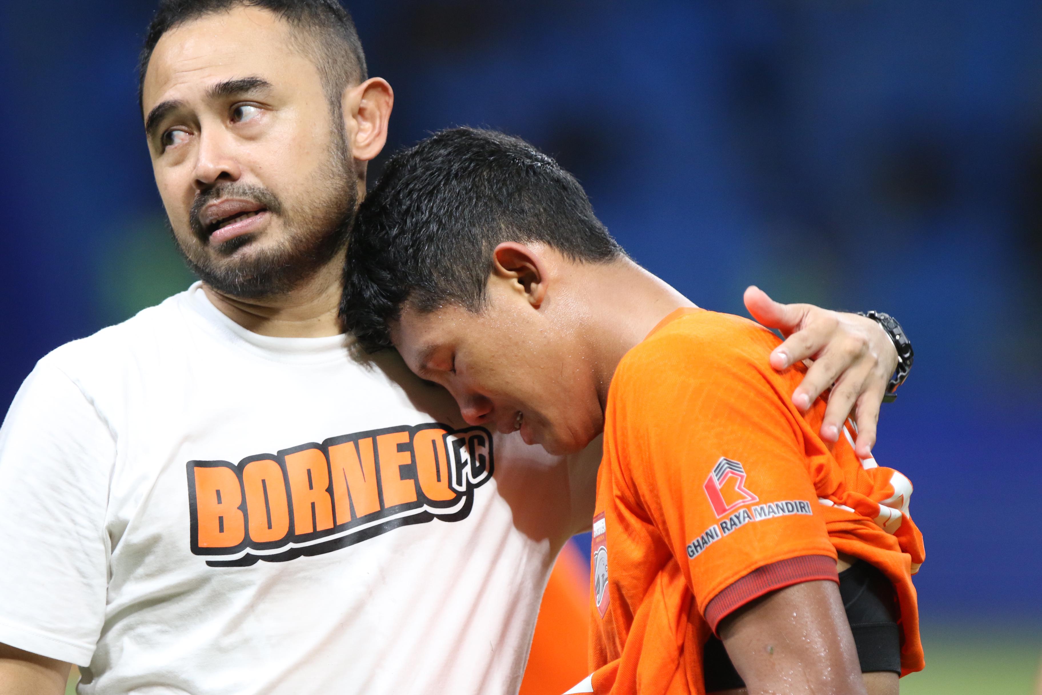 Pemain Borneo FC kecewa.