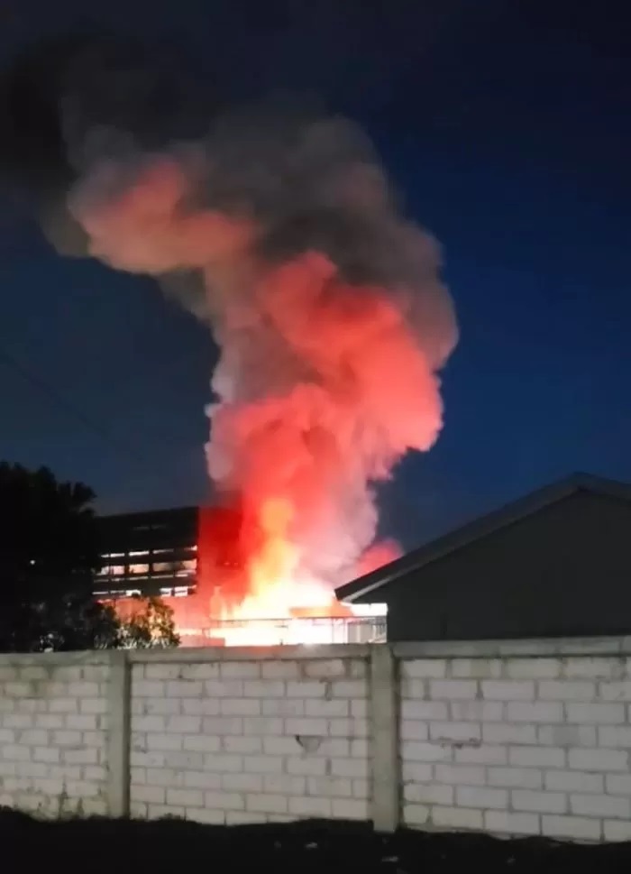 BERKOBAR. Semburan api yang bersumber dari terbakarnya kolam limbah Pabrik Smelter Nikel. Peristiwa itu menyebabkan dua pekerja menjadi korban.IST