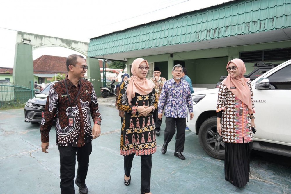 MENINJAU: Sekprov Kaltim Sri Wahyuni (dua kiri) saat meninjau gedung bekas Denpom Samarinda, belum lama ini.