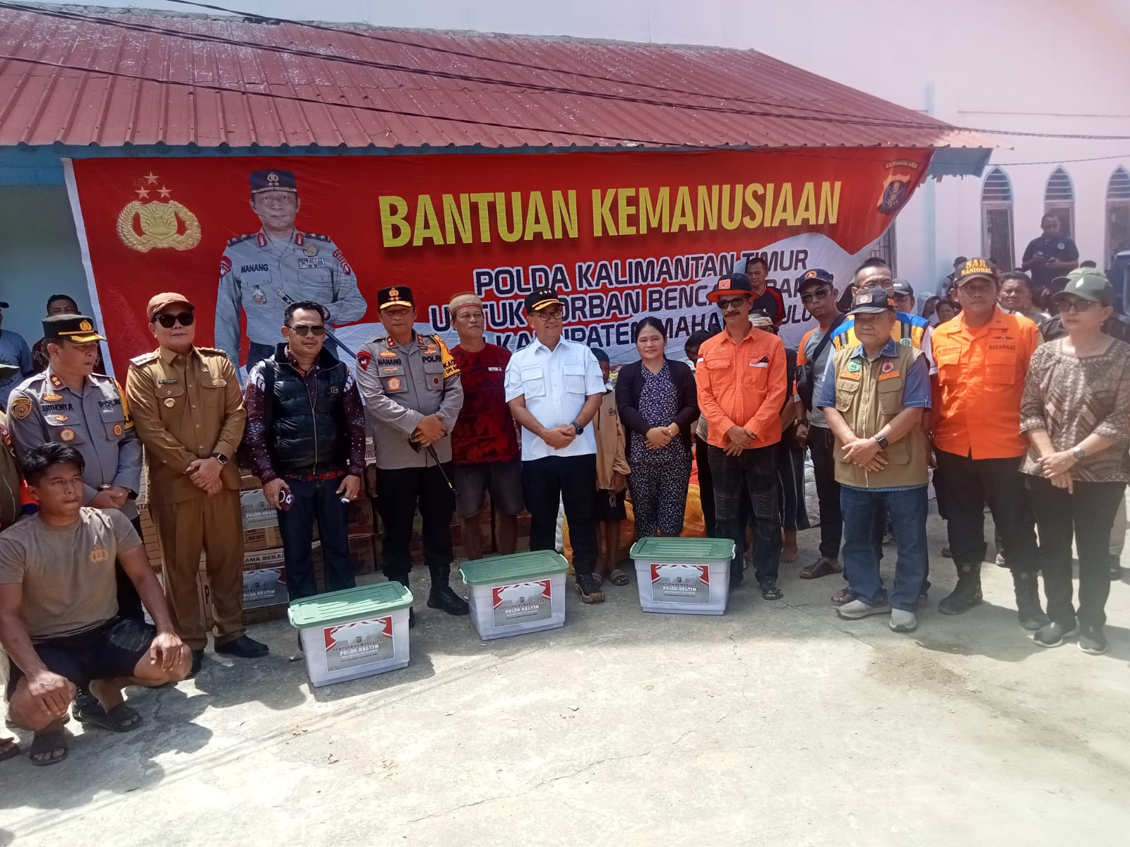 BANTU SESAMA: Pj Gubernur Kaltim Akmal Malik dan Bupati Mahulu Bonifasius Belawan Geh usai kunjungan ke posko darurat di Gereja Katolik, Ujoh Bilang, Mahulu, Sabtu (18/5).