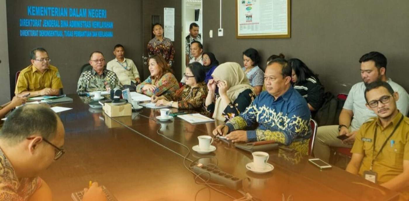 DISKUSI: Sekkab Mahulu Stephanus Madang (dua kiri) dan Ketua DPRD Mahulu Novita Bulan (tiga kiri) saat audiensi dengan Kemendagri, Selasa (7/5).