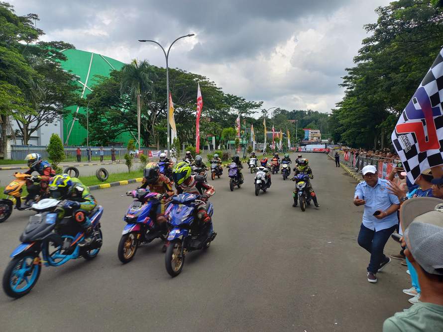 KECEPATAN TINGGI: Open road race Piala Gubernur Kaltim 2024 berlangsung sejak Sabtu (18/5). Foto kiri, M Syirajuddin (tengah) bersama pembalap di sela pembukaan kejuaraan.