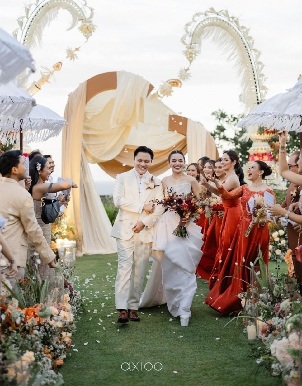 LEBIH INTIM: Pasangan Rizky Febian dan Mahalini melengkapi kebahagiaan pernikahannya dengan menggelar resepsi di Bali dengan suasana pantai yang indah.