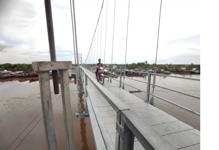 Salah satu jembatan gantung yang berada di Banjarmasin (Foto: Wahyu Ramadhan/Radar Banjarmasin)
