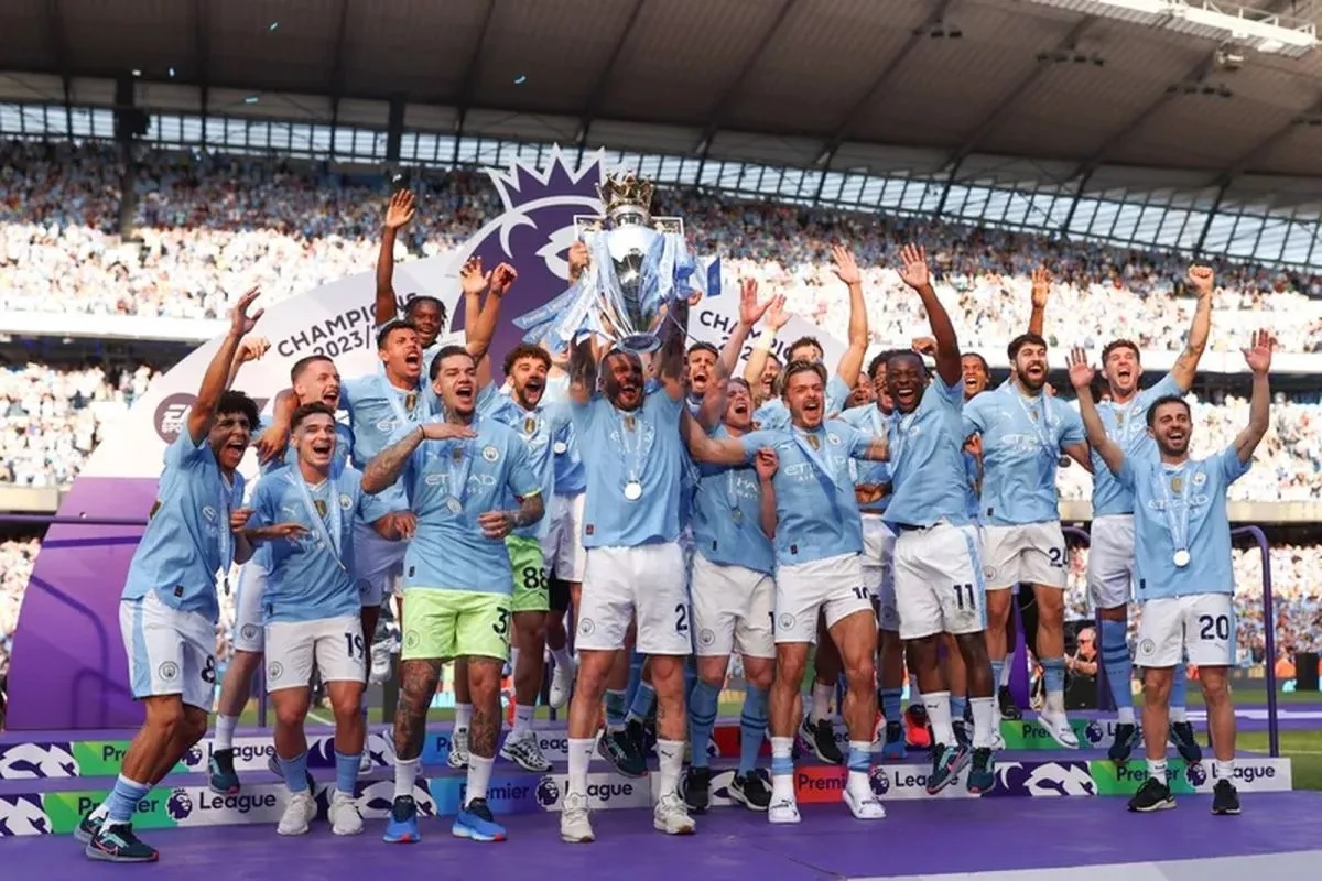 Manchester City mengangkat piala juara Liga Premier Inggris 2024. (https://www.premierleague.com/matchweek)