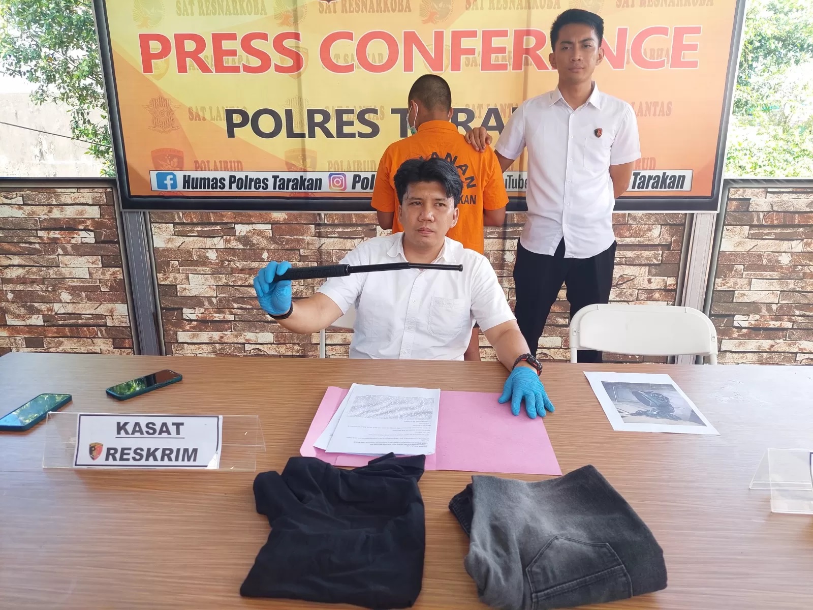 DIAMANKAN: Barang bukti berupa button stick bersama pelaku pengeroyokan berhasil diamankan polisi. FOTO: ELIAZAR/RADAR TARAKAN