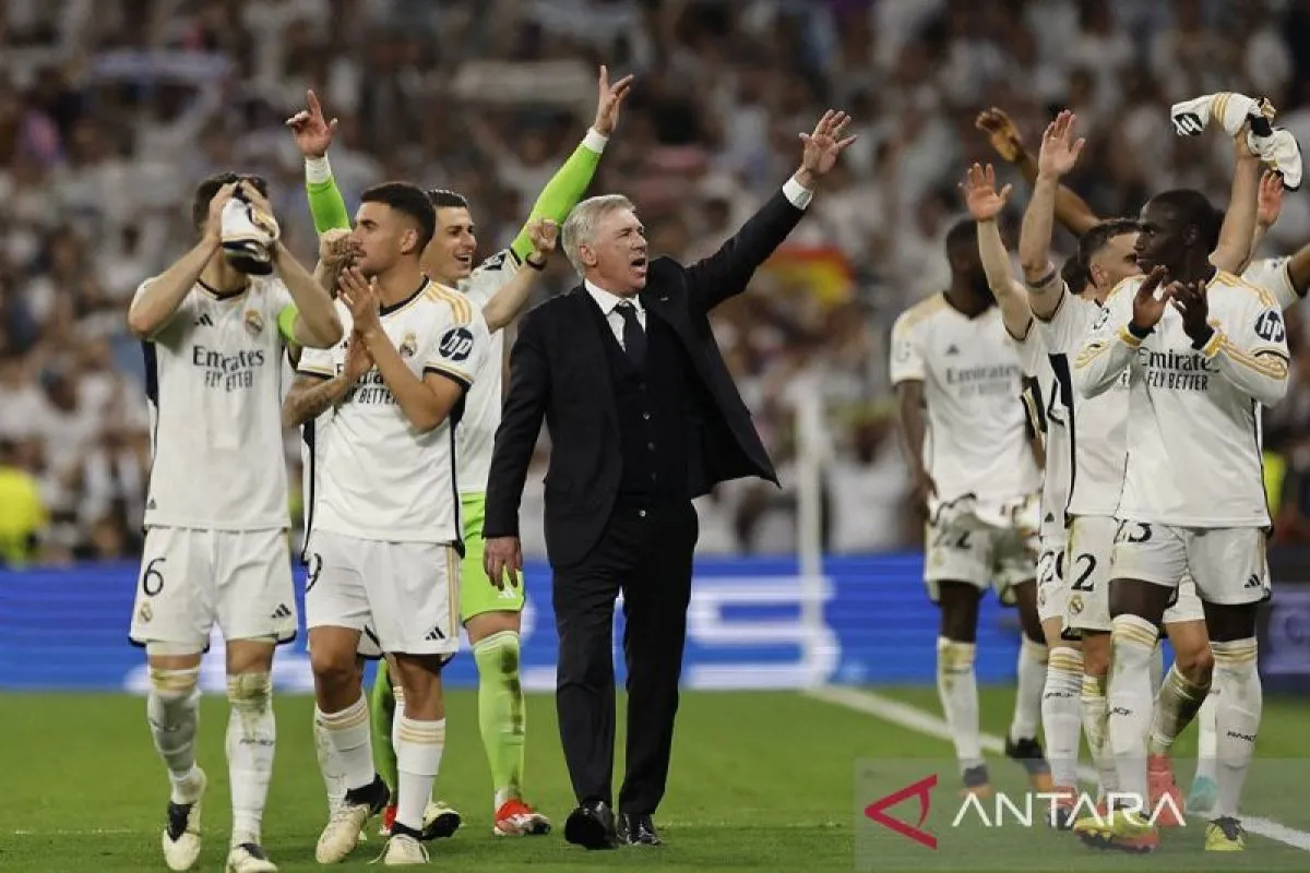Foto arsip - Pelatih Real Madrid Carlo Ancelotti dan pemainnya merayakan kemenangan atas Bayern Muenchen pada semifinal Liga Champions di Stadion Santiago Bernabeu, Madrid, rabu (8/5/2024). ANTARA/AFP