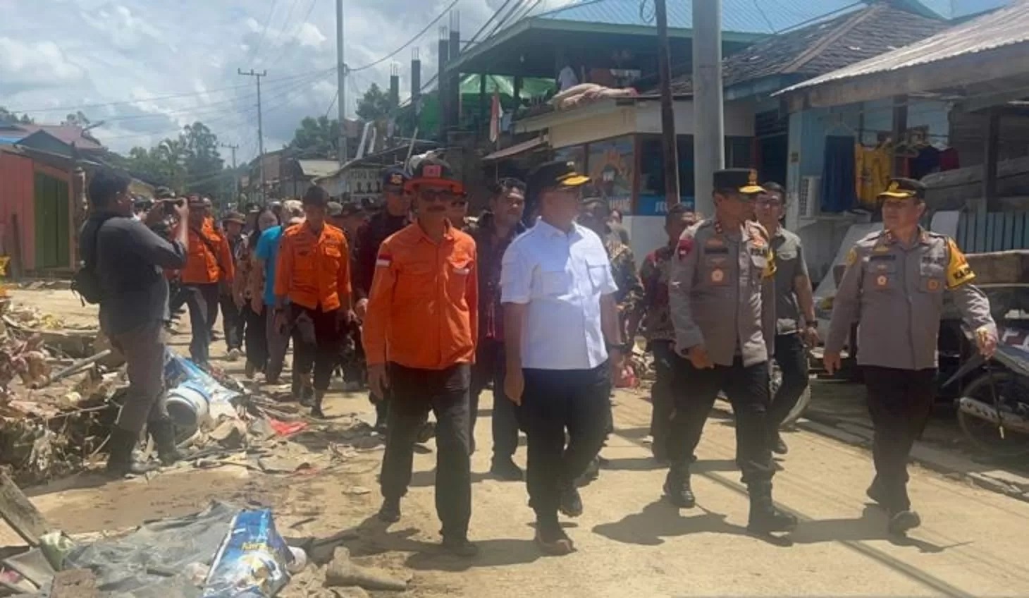 Pj Gubenur Kaltim Akmal Malik dan rombongan saat berada di Kabupaten Mahulu, pada Sabtu (18/5).(FOTO:ANTARA)
