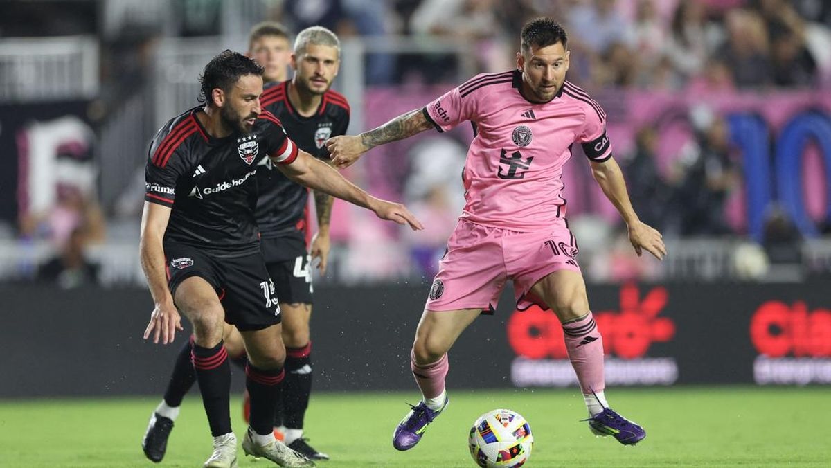 KESULITAN: Lionel Messi dibayangi bek DC United Christopher McVey dalam lanjutan Major League Soccer di Chase Stadium, Fort Lauderdale, (19/5).