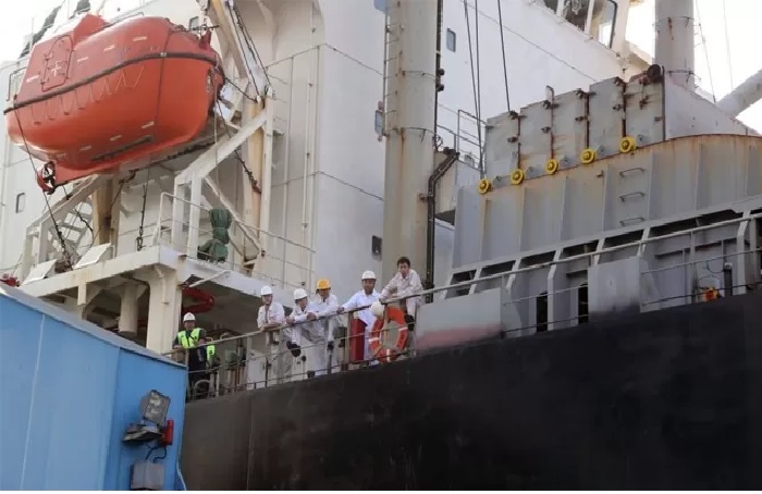 Ilustrasi pelaut yang sedang bekerja di sebuah kapal. (Dok. Jawa Pos)