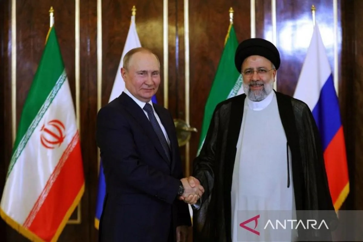 Arsip Foto - Presiden Iran Ebrahim Raisi (kanan) berjabat tangan dengan Presiden Rusia Vladimir Putin (kiri) yang sedang berkunjung di Teheran, Iran, Selasa (19/7/2022). ANTARA/Kepresidenan Iran/