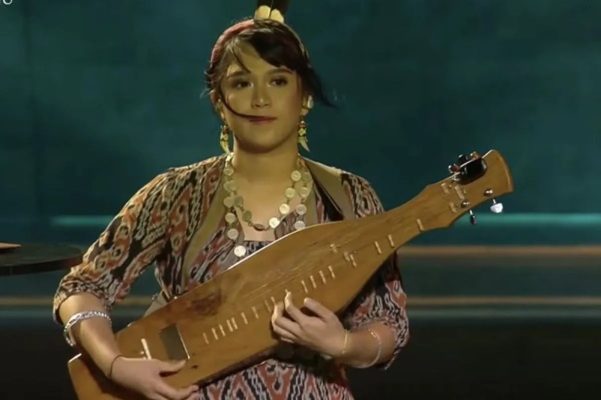 Ayuan Prawida memainkan alat musik khas Kalimantan dalam gelaran World Water Forum ke-10 di Bali, Minggu, yang disiarkan secara langsung melalui akun YouTube Sekretariat Presiden.