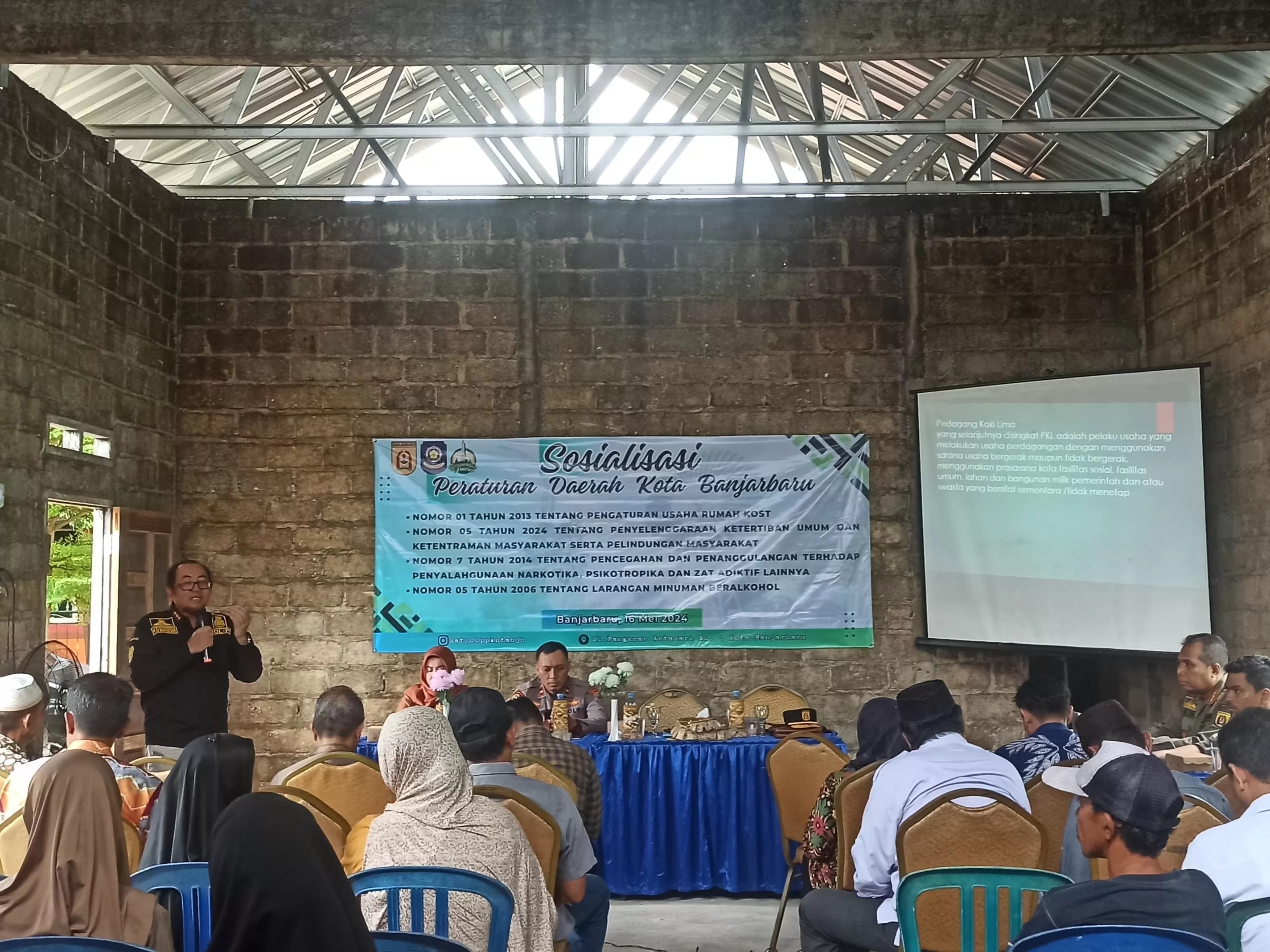 PERTEMUAN:Sosialisasi Perda oleh Satpol PP Banjarbaru dan instansi terkait kepada masyarakat Kota Banjarbaru, Kamis (16/5/2024) tadi.(Foto: Fadlan Zakiri/Radar Banjarmasin)