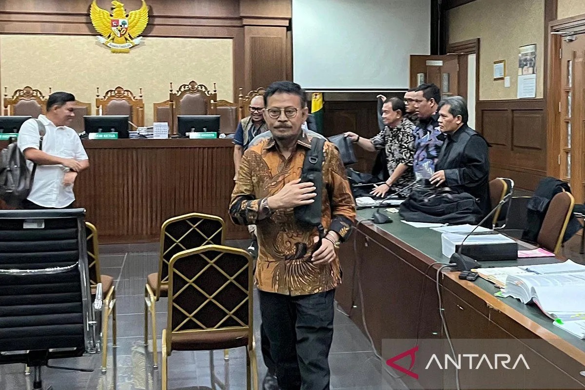 Menteri Pertanian periode 2019&ndash;2023 Syahrul Yasin Limpo (SYL) berjalan ke luar ruang sidang saat sidang pemeriksaan saksi diskors di Pengadilan Tindak Pidana Korupsi Jakarta, Senin (20/5/2024). ANTARA