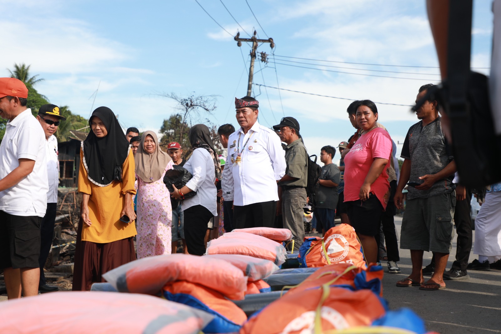 TINJAU LOKASI : Gubernur Kaltara, DR (HC) H Zainal A Paliwang, M.Hum meninjau korban kebakaran di Desa Long Beluah beberapa waktu lalu.