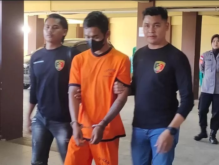 VONIS: Narsip, pelaku pembunuhan di Semitau, saat dibekuk Polres Kapuas Hulu ini sudah divonis seumur hidup oleh Hakim PN Pontianak. (DOK.)