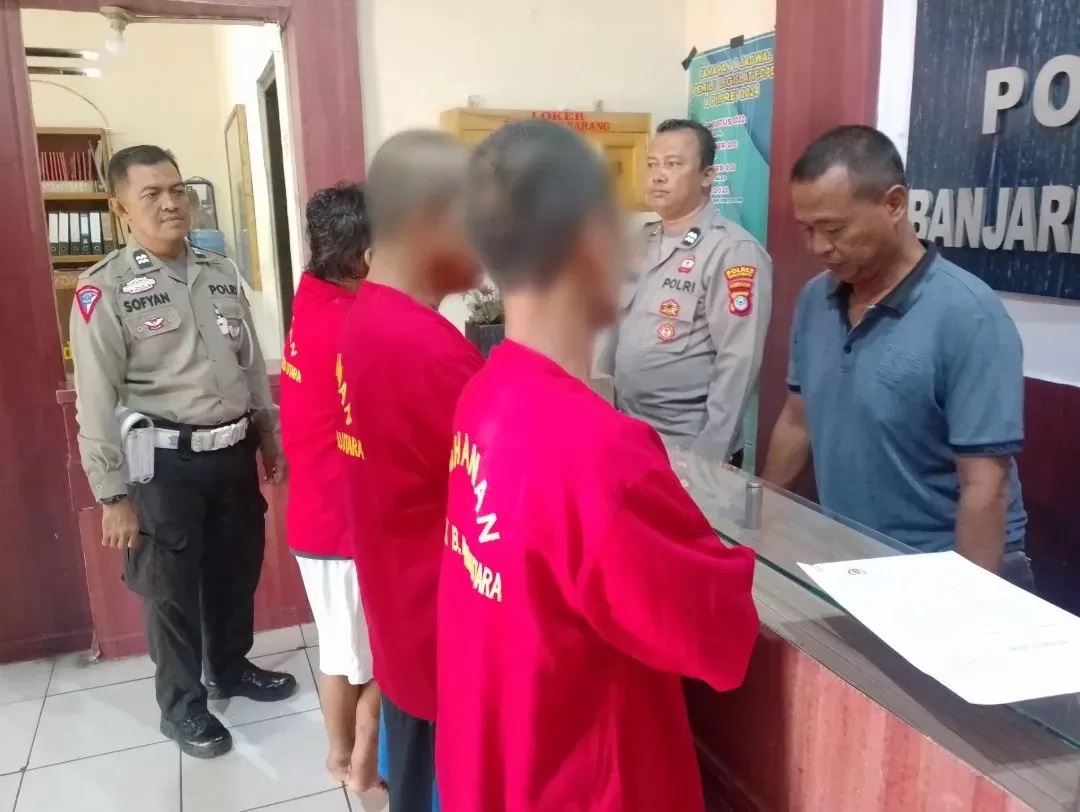 MAIN JUDI:Tiga pelaku tindak pidana perjudian berhasil dibekuk oleh Unit Reskrim Polsek Banjarbaru Utara, Selasa (21/5/2024) siang.(Foto: Polsek Banjarbaru Utara untuk Radar Banjarmasin)