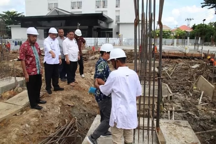 Tim Kejaksaan Tinggi Kalbar pantau pembangunan Asrama Haji Pontianak. (IST)