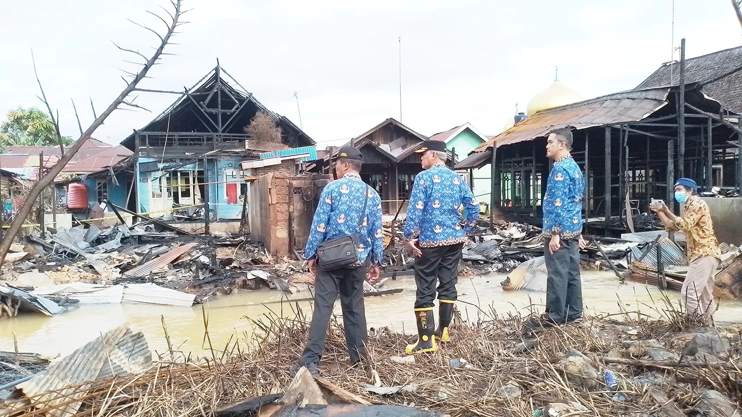 MENYURVEI: Petugas Pemko Banjarbaru menyurvei lokasi Sungai Kuranji yang akan dinormalisasi oleh Dinas PUPR Banjarbaru beberapa waktu lalu. (FOTO: FADLAN ZAKIRI/RADAR BANJARMASIN)