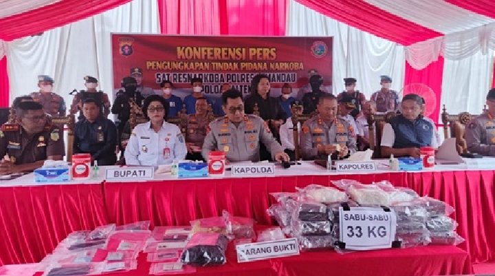Kapolda Kalteng, Irjen Pol Djoko Poerwanto saat press rilis pengungkapan kasus narkoba di Polres Lamandau, Rabu (22/5/2024) (Ria Mekar/Radarsampit.com)
