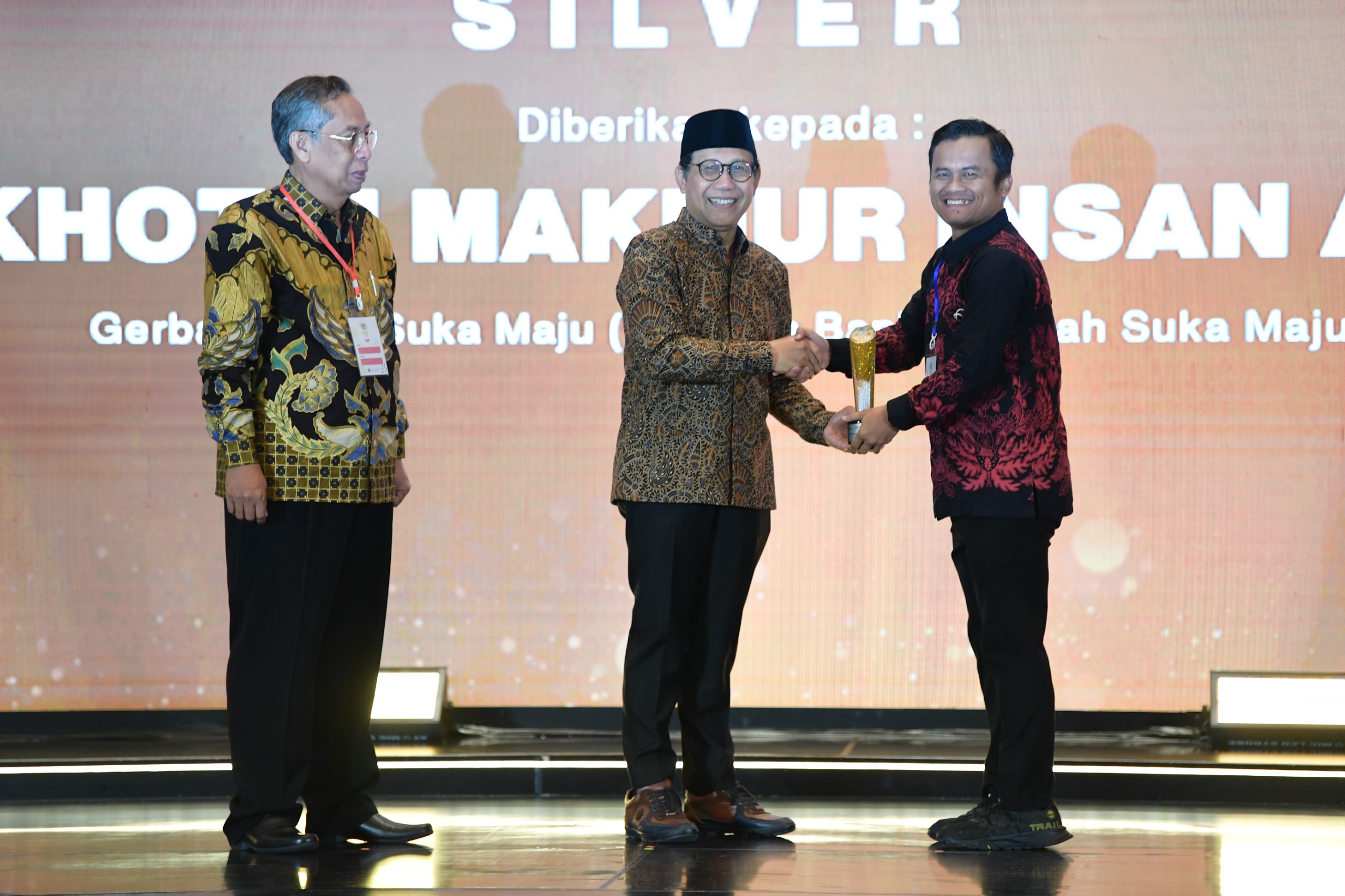 PT KMIA terima penghargaan CCSR and PDB Awards 2024 yang diserahkan langsung oleh Menteri Desa PDTT (tengah) didampingi ketua ISSF Sudarmanto (kiri), Selasa (6/5).