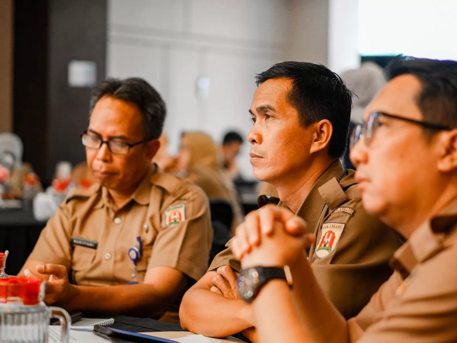 KEMBALI FORMAL:Tak lagi pakai seragam Casual, PNS Pemko Banjarbaru kembali mengenakan PDH Khaki di hari Selasa.(Foto: Media Center Banjarbaru untuk Radar  Banjarmasin)