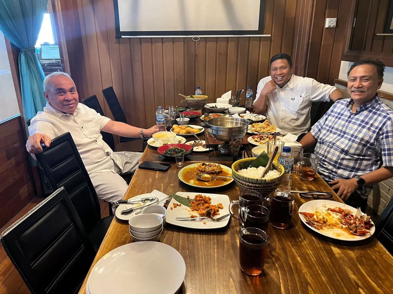 Dari kiri, Isran Noor, Irwan, dan Sekretaris Majelis Tinggi Partai Demokrat Andi Alfian Mallarangeng dalam sesi makan bersama di Jakarta belum lama ini.