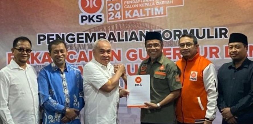 Isran dan Hadi ketika menyerahkan berkas ke DPW PKS Kaltim.