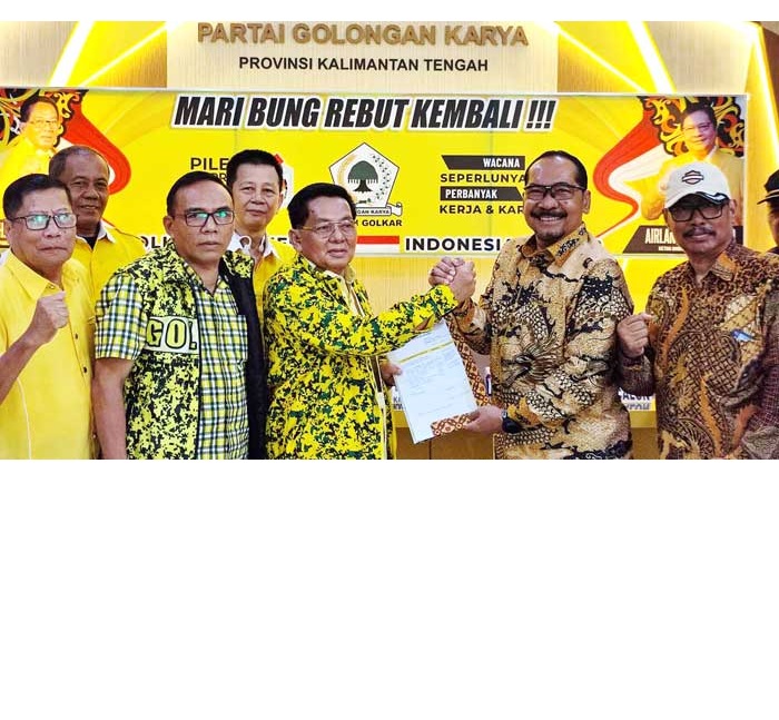RESMI DAFTAR : Mantan Danrem 106 Panju Panjung Mayor Jenderal TNI (Purn) Purwo Sudaryanto secara resmi mendaftar sebagai bakal calon wakil gubernur di DPD Golkar Kalteng, Selasa (21/5). (ISTIMEWA)